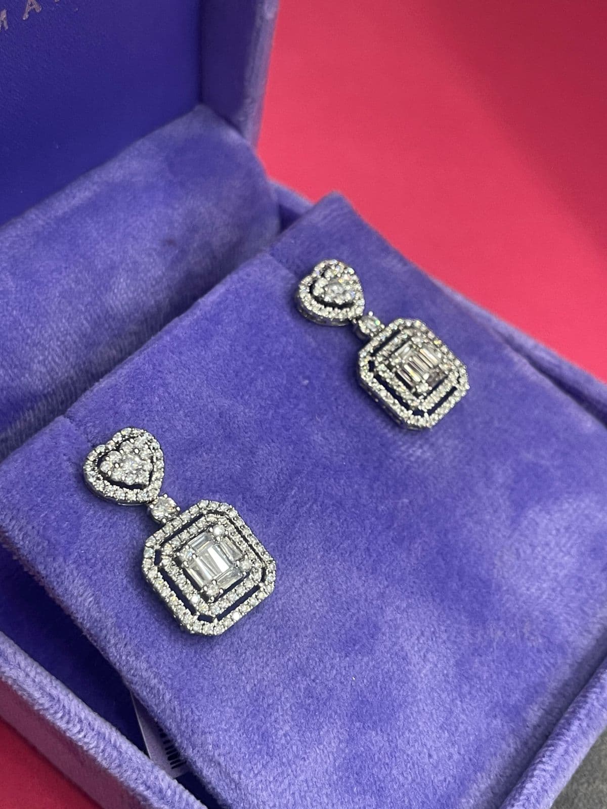 Par de brincos pendentes de diamantes em estojo de veludo violeta